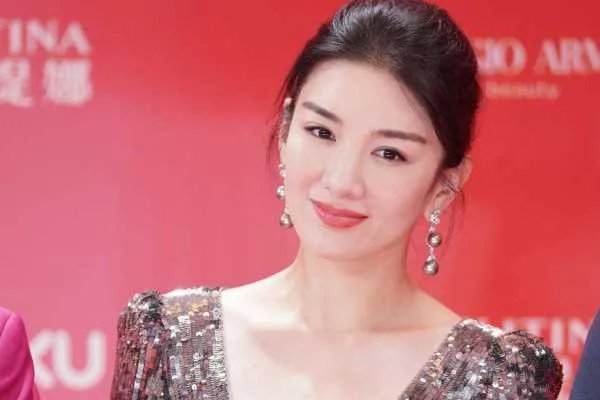 黄奕离婚后靠什么生活？