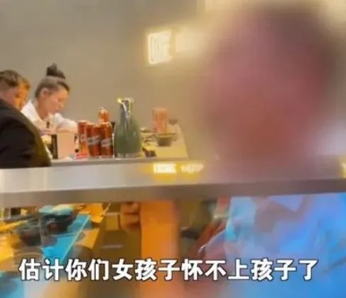 火锅店回应劝阻抽烟被泼不明液体，说了什么？