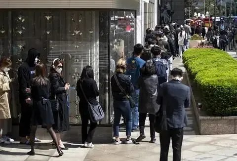 韩国青年排队抢购奢侈品，他们抢购奢侈品是干什么的?