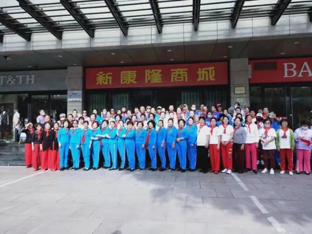 看到广场舞大妈在三伏天坚持跳舞,你想说什么?