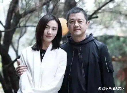 李亚鹏与女友拍婚纱大片，左手戴钻戒疑好事将近，两人是真爱吗？