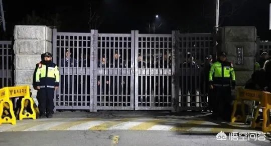 李明博和朴槿惠在看守所的待遇有什么不同？