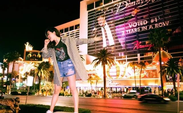 #维密大秀#张靓颖成第一个登上维密舞台的中国歌手，她的时尚品味如何？