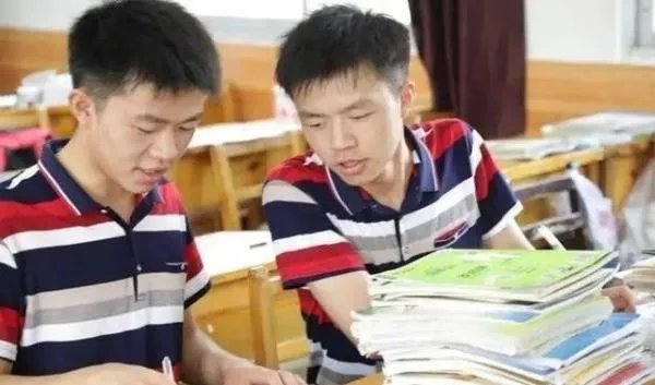 湖南农村双胞胎学霸一个清华一个北大，他们考了多少分？