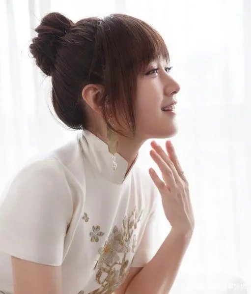 杨钰莹越老越有味道，穿复古裙装气质迷人，身材曲线有多好？