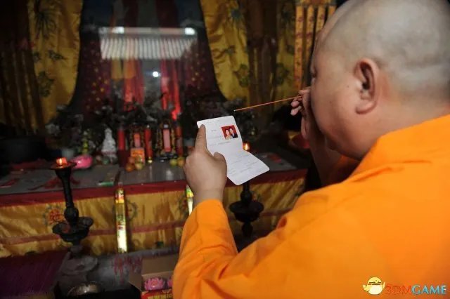 山西方丈情人节为结婚证开光 保两人爱情天长地久