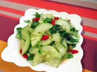 快手巧拌爽脆的地黄瓜