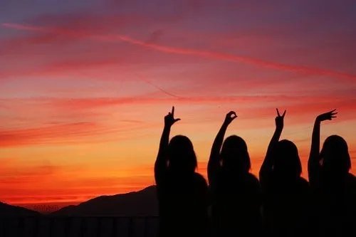 两男生吵架被罚牵手，此事件你发现了男生之间的什么情谊？