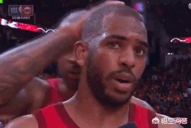 “摸头”上瘾？保罗在采访时，塔克再次偷袭摸头成功。为何这次保罗只是口头警告塔克？