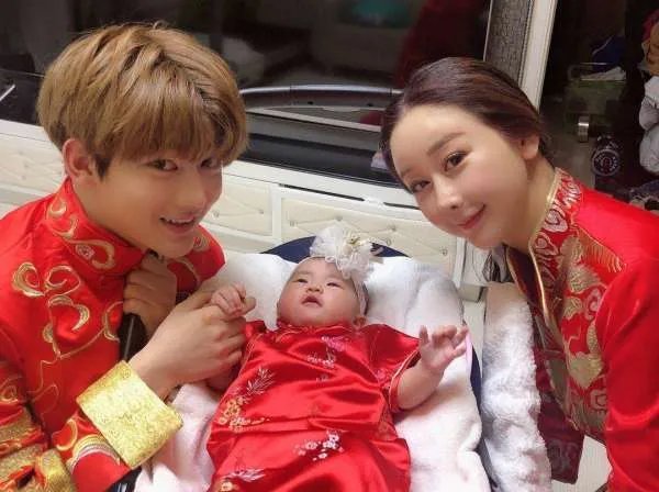 结束离婚风波后，咸素媛疯狂晒老公秀恩爱，陈华爱不爱她呢？