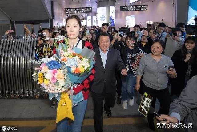 朱婷荣归故里，回河南老家排队吃食堂并主动刷碗，如何评价她的行为？