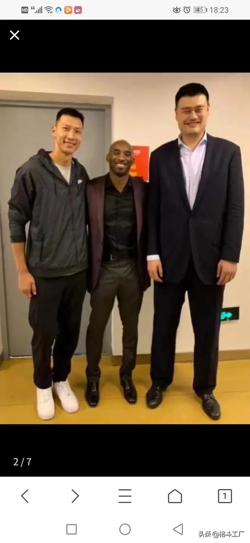 跟姚明合影，如何站位才能避免尴尬？