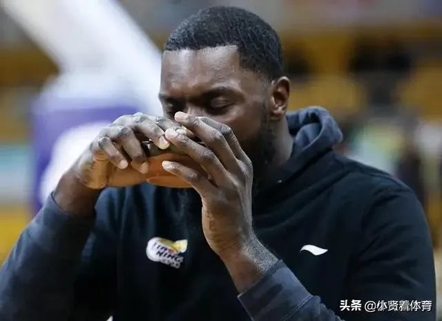 郭艾伦场均得分下降4分，是因为个人能力下滑吗？你怎么看？