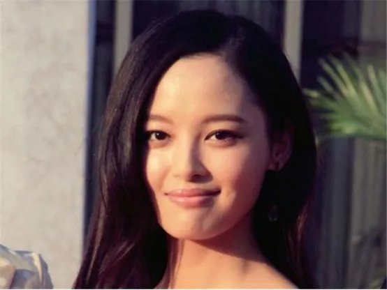 辛芷蕾奇怪的嘴巴引起广大争议，是天生的形状还是整容失败？