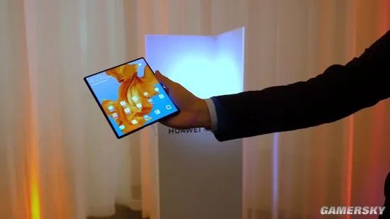 华为5G可折叠屏手机Mate X展示曝光 外折式设计、边框超窄