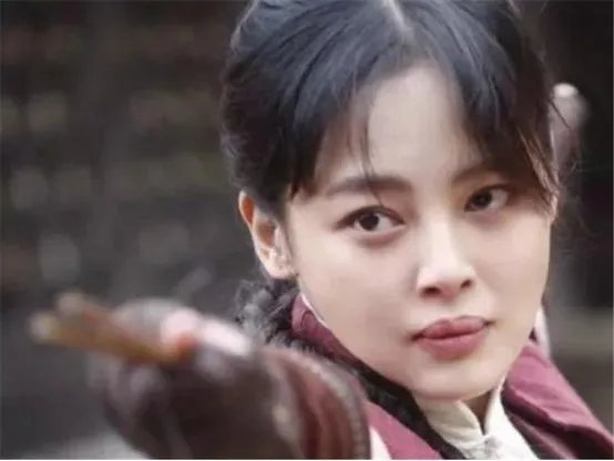 辛芷蕾奇怪的嘴巴引起广大争议，是天生的形状还是整容失败？