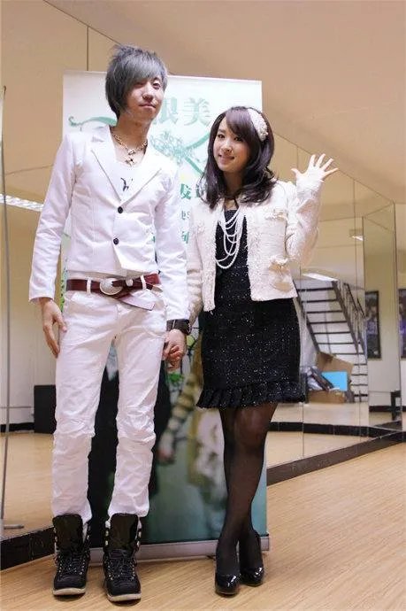 谁有和SARA唱《爱很美》那个刘佳的详细资料？