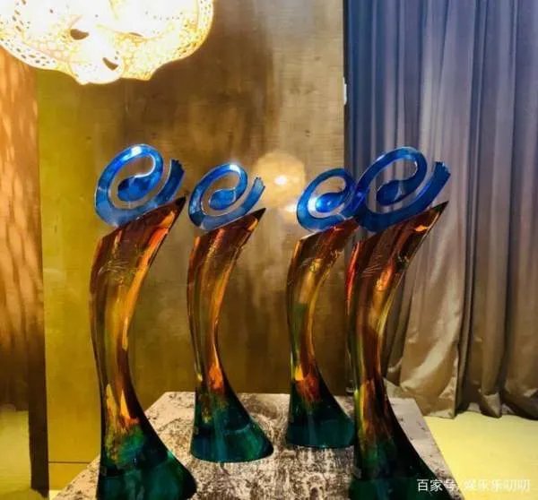 东方风云榜王源一人独捧四座奖杯，引网友惊叹：批发式拿奖，你怎么看？