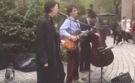 李亚鹏的新女友长得很像香港街头唱歌的小龙女，但是看介绍觉得应该不是，有知情的吗？