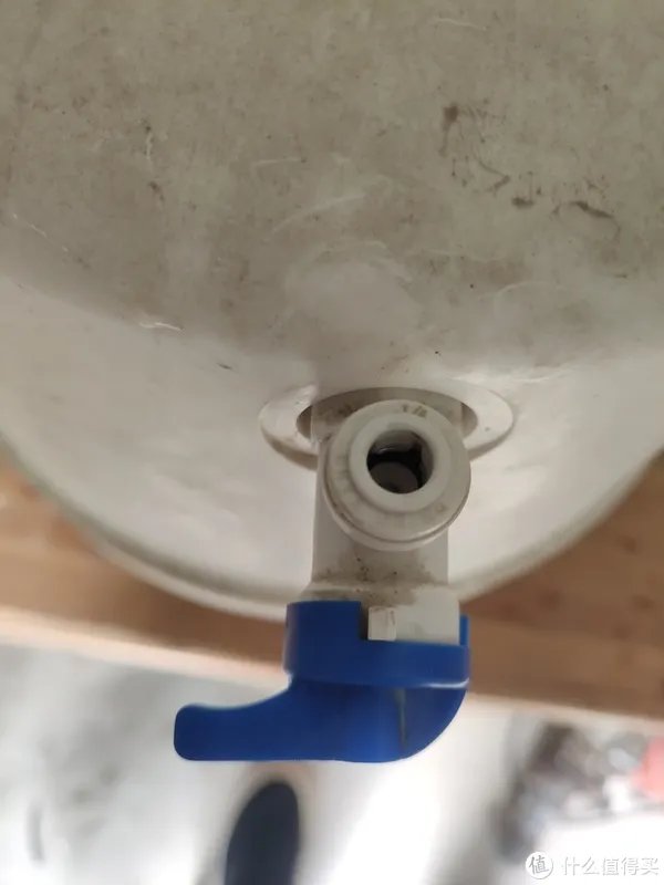 RO净水机到底选有桶还是无桶？拆解使用6年的压力桶给你结论