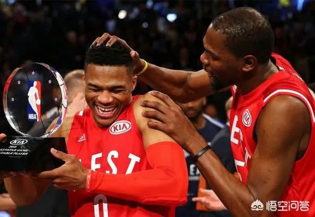 勇士主场险胜热火，赛后利文斯顿摸了韦德的头，是不是对韦德的不尊重呢？