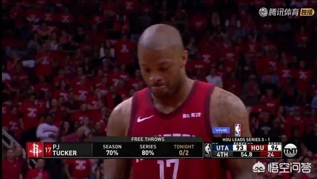 “摸头”上瘾？保罗在采访时，塔克再次偷袭摸头成功。为何这次保罗只是口头警告塔克？