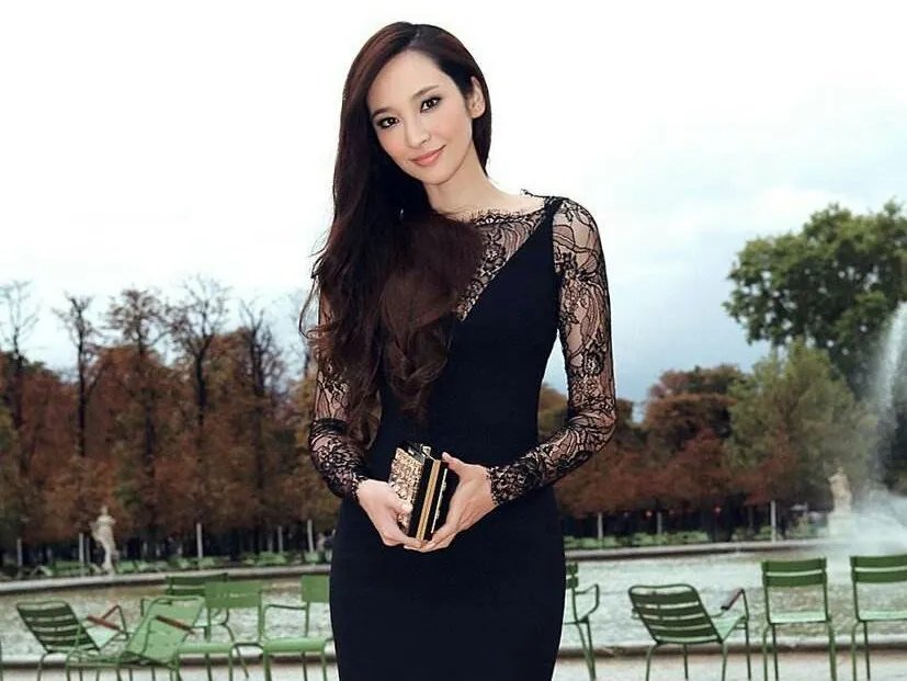 如今40岁的吴佩慈已经怀上第4胎,她以后有可能嫁入豪门吗?