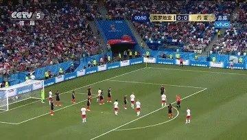 克罗地亚对阵丹麦加时阶段，丹麦队的铲球将面对空门的雷比奇铲倒，应该不应该出示红牌？