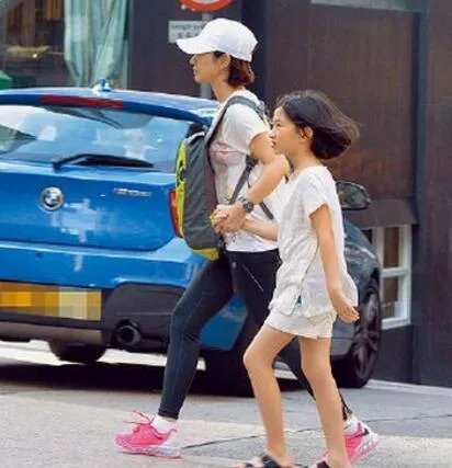 女星关咏荷女儿照片曝光 女儿长相神遗传老公张家辉