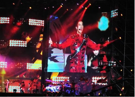 第一个在鸟巢开个人演唱会的歌手是谁？