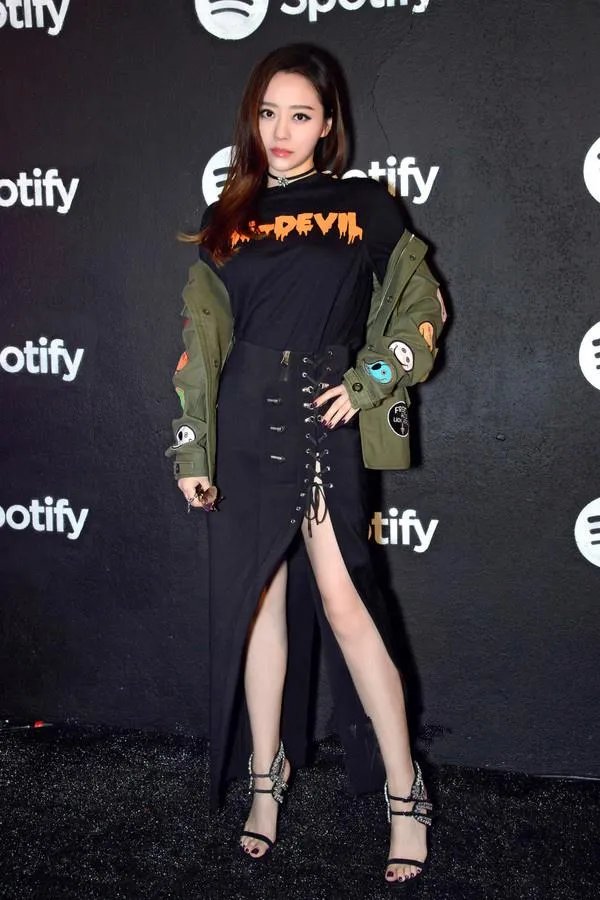 #维密大秀#张靓颖成第一个登上维密舞台的中国歌手，她的时尚品味如何？