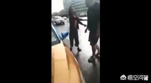 滨市的摩托男与的哥发生争执后心脏病发倒地死亡的视频在网上传开