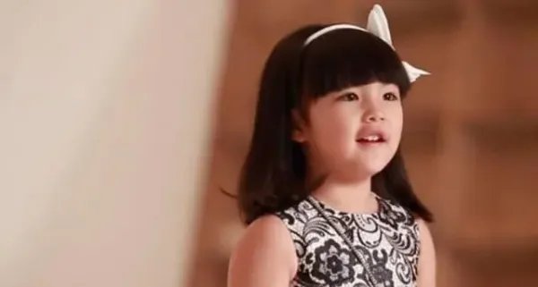 李湘离婚后首晒母女照，12岁王诗龄的名媛气质如何？