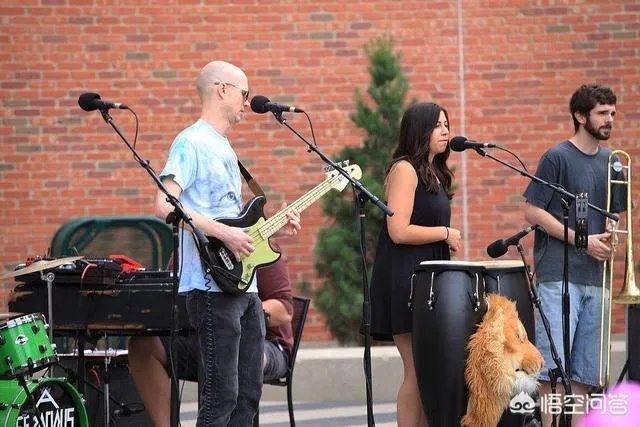 在美国街头演奏是不是很常见？为什么？