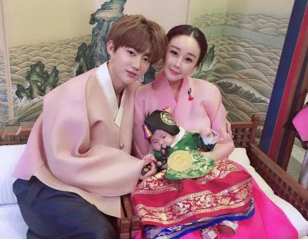 结束离婚风波后，咸素媛疯狂晒老公秀恩爱，陈华爱不爱她呢？