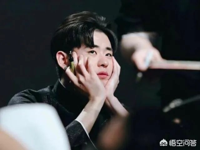 因唱小曲成“德云一哥”，不到半年反超岳云鹏，张云雷为何能火？