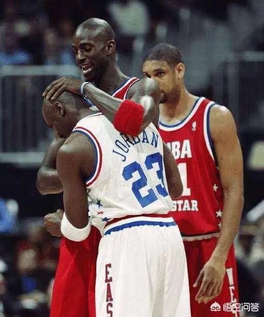 勇士主场险胜热火，赛后利文斯顿摸了韦德的头，是不是对韦德的不尊重呢？