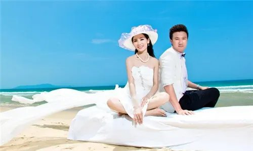 爱琴海婚纱照价格一般多少       拍婚纱照怎么摆姿势好看