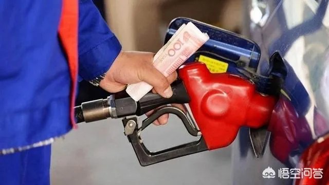 近期终于迎来油价下调，为啥感觉加油的人不增反减？