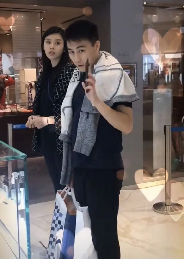 奚梦瑶产后逛街被拍状态良好，豪门的生活有多滋润？