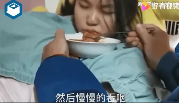 父亲摆摊独自照顾因病沉睡女儿12年,这十二年的坚持有多不容易?