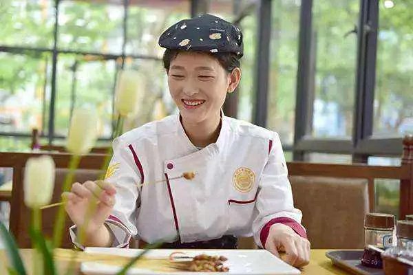 高速收费员职业”假笑“成网红，假笑的人是不是内心更压抑？