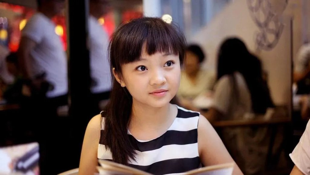 有种整容叫林妙可长大后，今21岁近照曝光，却撞脸辣目洋子，你怎么看？