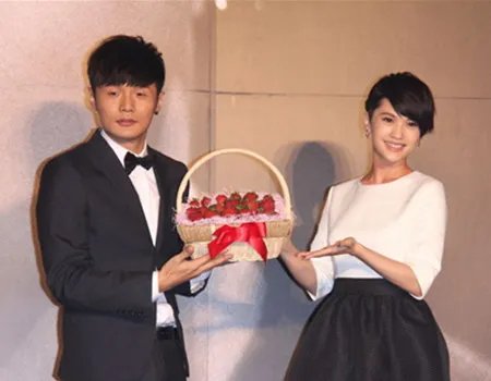 棒棒糖王子送前女友杨丞琳祝福 揭秘杨丞琳李荣浩恋情