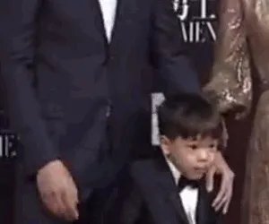 明星冬天走红毯时总是穿的很少，他（她）们到底冷不冷？