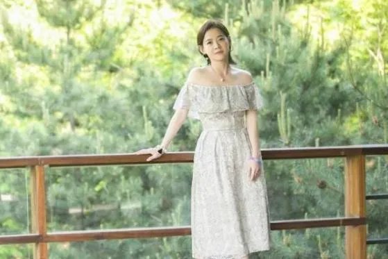 曾宝仪男友交往后才知她爸是曾志伟，为何曾宝仪要隐瞒身份？