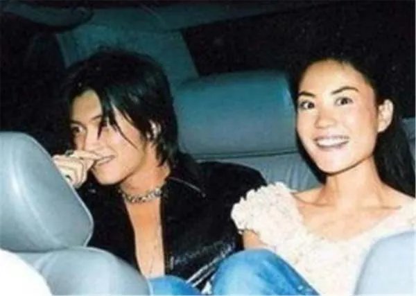 王菲和李亚鹏离婚的原因是什么？为什么王菲更愿意和谢霆锋在一起？