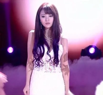 阿兰天天向上露胸照曝光 实力与美貌并存