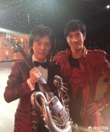 第一个在鸟巢开个人演唱会的歌手是谁？