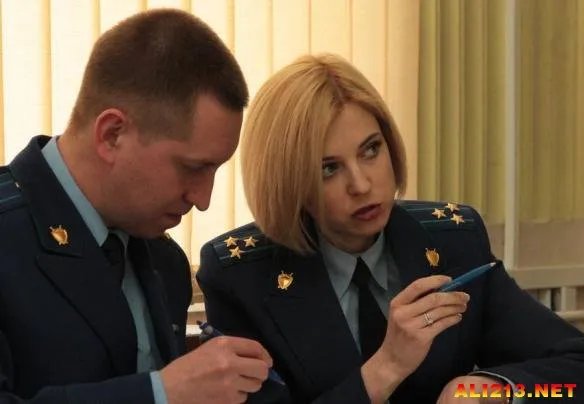 萌就是正义啊！克里米亚美女检察长短发亮相庭审